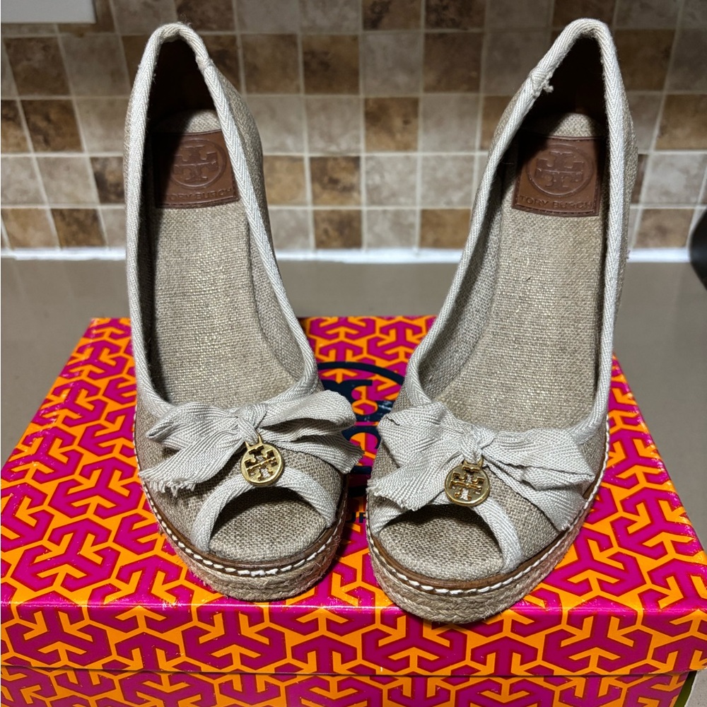 Beige/Gold Tory Burch, linen Jackie Espadrille wedges. Size 7.5M
